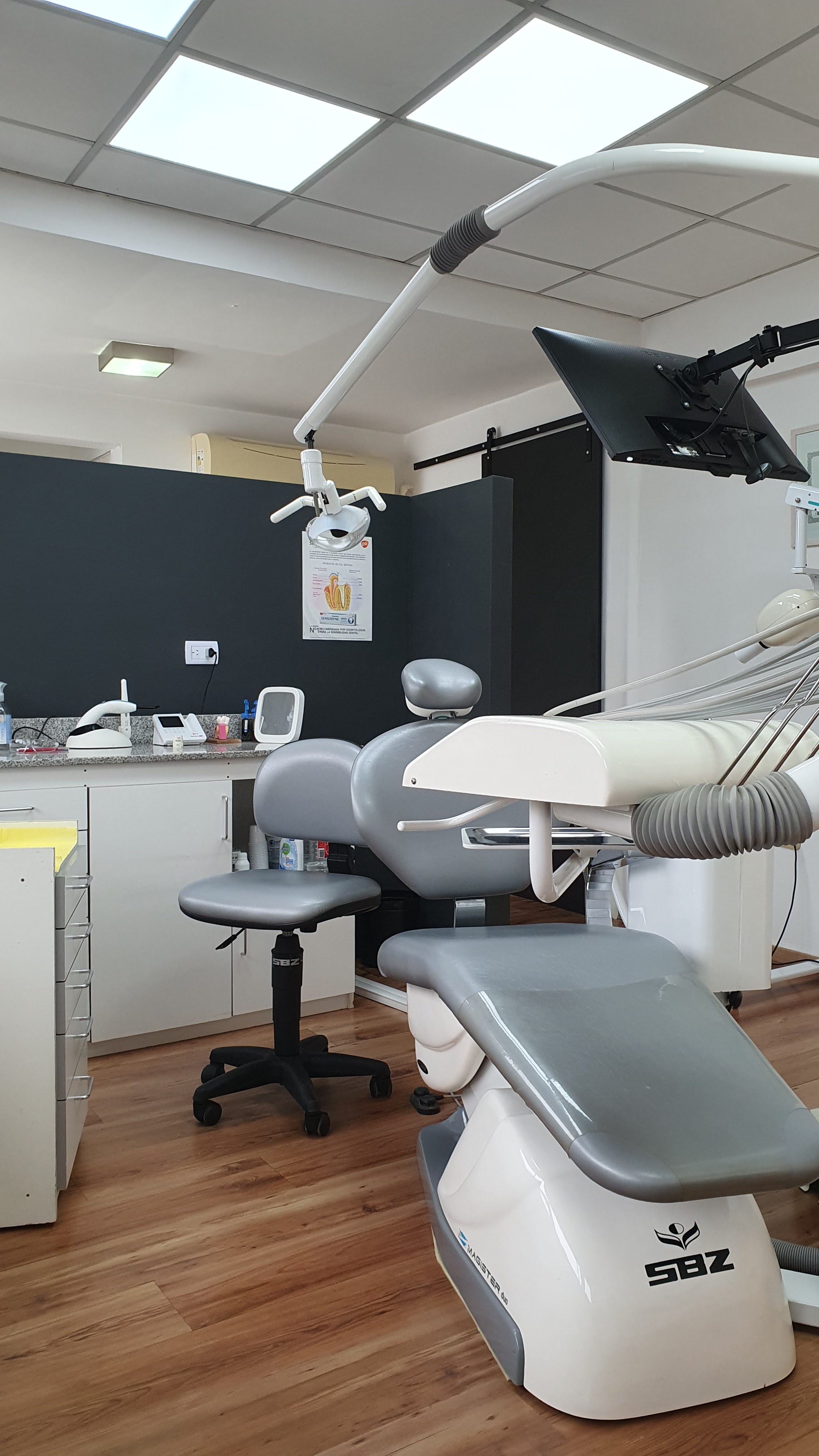 Consultorio odontologico con equipamiento moderno